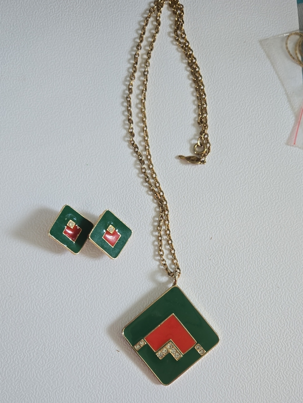 Sarah CoventryGold-Tone Green and Red Geometric Pendant Necklace and Earring Set